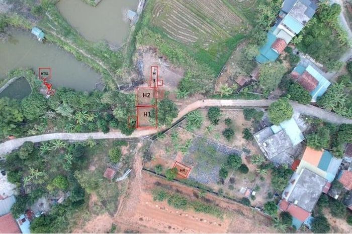 Cũng trong tháng 11, Bảo tàng Quảng Ninh đã phối hợp với Trường ĐH KHXHVNV khai quật khảo cổ tại di tích đình Xích Thổ. Cuộc khai quật làm phát lộ nhiều chân tảng kê cột, cầu đá, đồ gốm, sành sứ, vật dụng sinh hoạt... có niên đại khoảng thế kỷ 18-20, cung cấp cơ sở cho việc tu bổ, tôn tạo di tích. Ảnh: Bảo tàng Quảng Ninh.