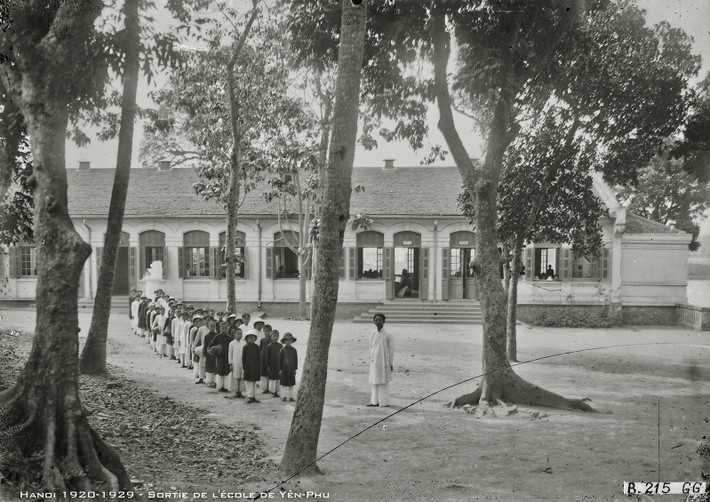 Giờ tan học ở trường Yên Phụ, tức trường Bưởi - Chu Văn An, Hà Nội thập niên 1920.
