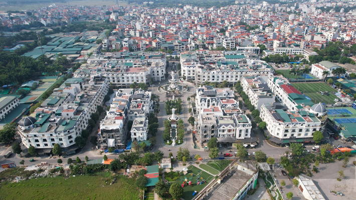 Làng Nành thuộc xã Ninh Hiệp (huyện Gia Lâm, Hà Nội), nơi đây được ví von như một kinh đô mua sắm sầm uất nhất cả nước với chợ vải nổi tiếng. Những năm gần đây kinh doanh tại khu vực này ngày càng trở nên tấp nập, sôi động.
