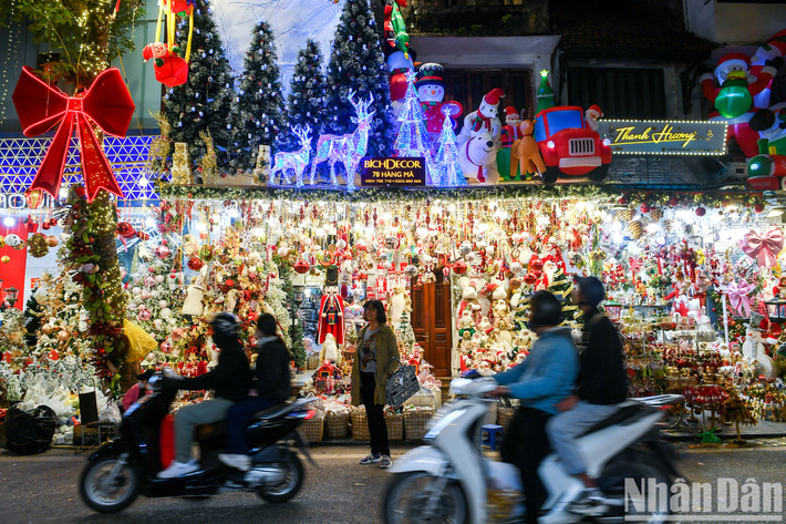 Một cửa hàng trang trí Noel rực rỡ nhất trên phố Hàng Mã với đủ đồ Decor từ tầng 1 lên tới tầng 4 của căn nhà, ánh sáng lung linh mang màu sắc ấm áp của đêm Noel khiến ai đi qua cũng phải ngước nhìn.