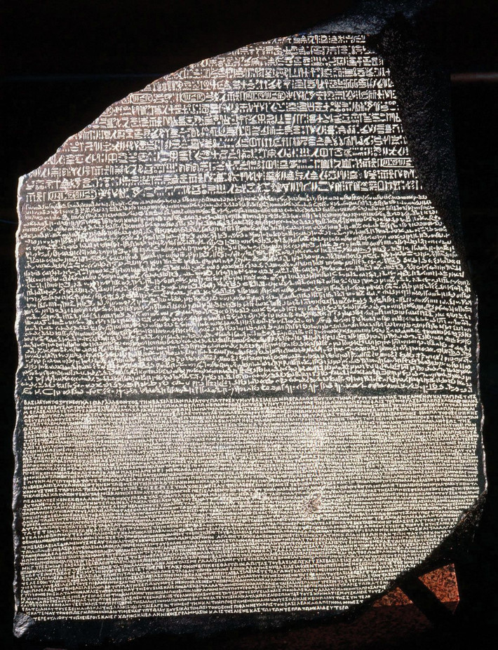 3. Phiến đá Rosetta được quân đội của Napoléon phát hiện ra vào năm 1799 trong khi xây dựng một pháo đài ở Ai Cập. Phiến đá này khắc một văn bản bằng cả hai thứ ngôn ngữ khác nhau là chữ Hy Lạp và chữ tượng hình cổ của Ai Cập.
