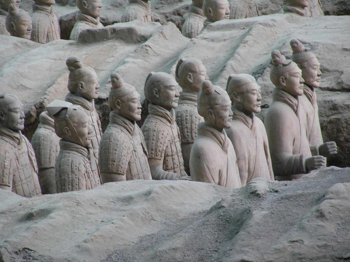 Được phát lộ sau 2 thiên niên kỷ ngủ yên, lăng mộ Tần Thủy Hoàng mới chỉ được khai quật một phần và vẫn còn che giấu nhiều bí mật về vị hoàng đế đầu tiên của nước Trung Hoa thống nhất. Do những hạn chế về công nghệ, chính phủ Trung Quốc vẫn thận trọng với việc khai quật toàn bộ khu lăng mộ khổng lồ này.