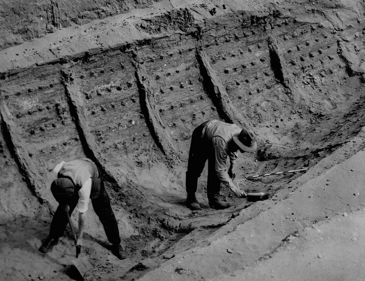 2. Năm 1938, một người dân ở Sutton Hoo, nước Anh, đã mời ông Basil Brown - nhà khảo cổ học địa phương đến mảnh đất của mình để khai quật một nhóm các gò đất phủ cây cỏ thấp. Ngay khi bắt đầu đào, nhà khảo cổ biết rằng mình đã có một khám phá tuyệt vời: Một mộ thuyền của vị vua người Anglo-Saxon còn nguyên vẹn.