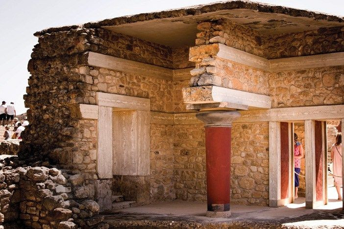 Phát hiện quan trọng nhất tại cung điện Knossos là hàng nghìn tấm đất sét nung ghi lại một kiểu chữ chưa ai từng nhìn thấy trước đó. Chuyên gia người Anh Michael Ventris đã mất 50 năm để có thể giải mã loại chữ này. Ngày nay, cung điện Knossos đã được tu sửa để du khách dễ dàng đi tham quan toàn bộ mạng lưới kiến trúc đồ sộ.