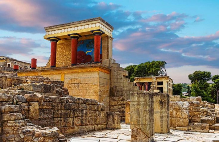 5. Mạng lưới cung điện Knossos đã được nhà khảo cổ người Anh Arthur Evans phát hiện ra tại khu vực phía Đông Nam thành phố Iraklion trên đảo Crete (Hy Lạp) trong một cuộc khai quật kéo dài từ năm 1900–1905. Đây là hệ thống cung điện khổng lồ có từ thời đồ đồng do các cư dân nền văn minh Minoan xây dựng.