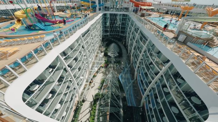 Icon of the Seas sẽ là du thuyền đồ sộ nhất từng được sản xuất, với 18 tầng chở khách, 7 bể bơi và lựa chọn mở rộng gồm hơn 40 nhà hàng và quán bar