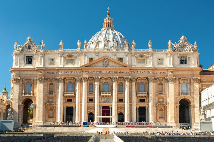 Tuy nhiên, Michelangelo phải nhường vị trí này cho Donato Bramante do một số tranh cãi về việc có nên phá bỏ các dấu tích của nhà thờ cũ hay không. Bramante đã cho phá bỏ hầu hết nền nhà thờ 1.200 năm tuổi cùng với các cây cột. Ảnh: CNN.