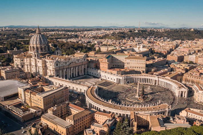 Vào năm 1984, nhà thờ này cùng nhiều công trình khác của Tòa thánh Vatican đã được UNESCO công nhận là Di sản văn hóa thế giới với tên gọi chính thức là Thành Vatican (Vatican City). Ảnh: Headout.