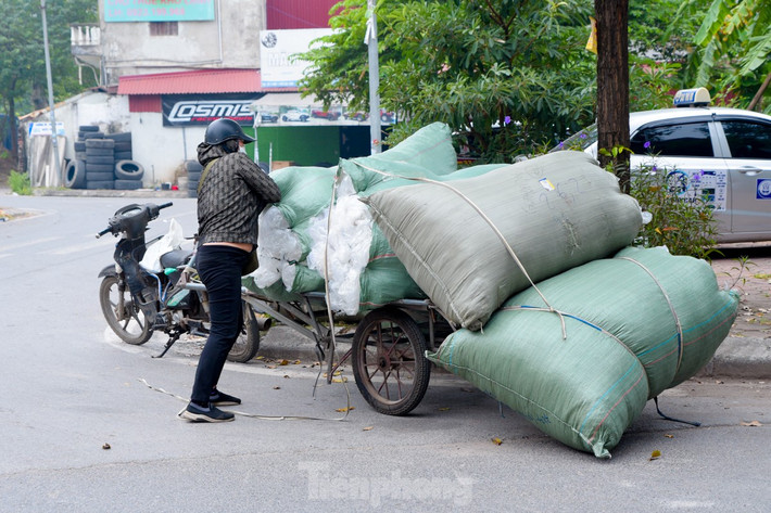 Dù lực lượng chức năng đã tăng cường kiểm tra, xử lý, nhưng những chiếc xe máy cũ, nát, xe tự chế chở hàng quá khổ vẫn xuất hiện nhiều trên đường phố Hà Nội.