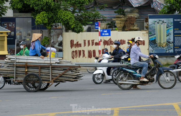 Ghi nhận Tiền Phong chiều 30/11, trên các tuyến đường như Tố Hữu, Cát Linh, Nguyễn Trãi, Đống Đa... thường xuyên bắt gặp cảnh những chiếc xe máy chở hàng cồng kềnh, cao ngút, luồn lách trong các ngõ ngách bấm còi inh ỏi, cản trở việc tham gia giao thông của các phương tiện khác.