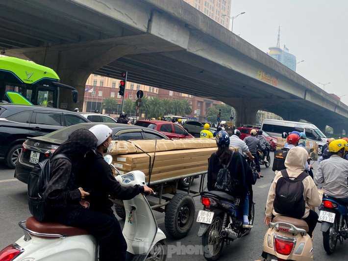 Hàng hoá cồng kềnh che hết tầm nhìn của các phương tiện phía sau.