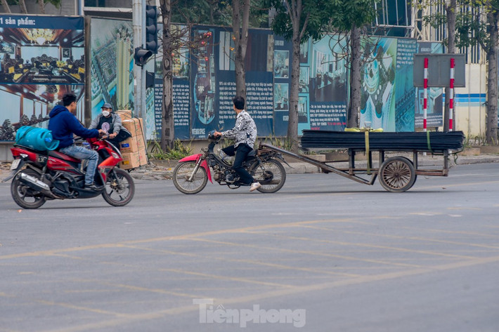 Ông Nguyễn Hoàng (quận Thanh Xuân, Hà Nội) chia sẻ: "Tình trạng những chiếc xe máy chở đồ cồng kềnh thường xuyên diễn ra, gây bức xúc rất nhiều, tôi chứng kiến không ít vụ tai nạn xảy ra bởi các phương tiện trên".