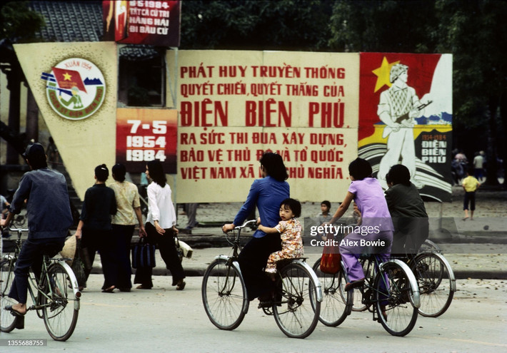 Tranh cổ động kỷ niệm 30 năm chiến thắng Điện Biên Phủ được đặt cạnh đền Bà Kiệu, khu vực ngày nay là tượng đài "Cảm tử cho tổ quốc quyết sinh", Hà Nội ngày 15/5/1984. Nhà bia Alexandre de Rhodes thấp thoáng bên trái, nay không còn.