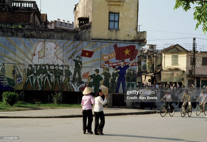 Bức bích họa lớn mang nội dung kỷ niệm Cách mạng Tháng Tám đặt ở phố Lê Thái Tổ, địa điểm ngày nay là Trung tâm Thông tin Văn hóa Hồ Gươm, Hà Nội ngày 14/5/1984.