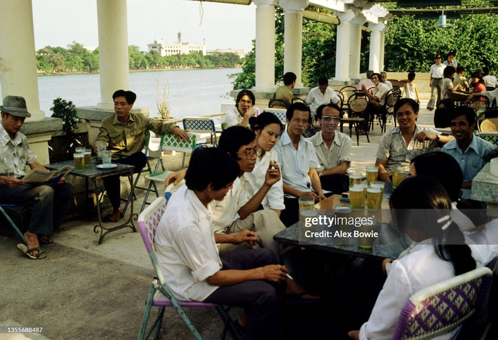 Người dân thưởng thức bia hơi tại nhà hàng Thủy Tạ, Hà Nội ngày 14/5/1984.
