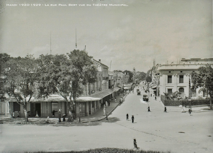 Phố Paul Bert (nay là phố Tràng Tiền) nhìn từ Nhà hát Lớn, Hà Nội thập niên 1920.