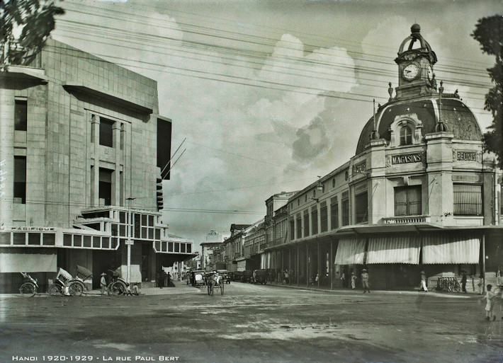 Phố Paul Bert nhìn từ bờ hồ Gươm. Tòa nhà bên phải là tòa nhà Grands Magasins Reunis, nay là TTTM Tràng Tiền Plaza.