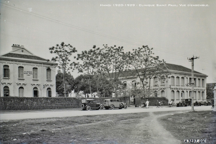 Bên ngoài nhà thương Saint Paul, nay là Bệnh viện Đa khoa Xanh Pôn.