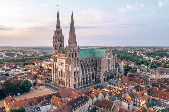 Được xây dựng từ thế kỷ 13, nhà thờ Chartres nằm ở thị trấn Chartres, Pháp, là một trong những công trình điển hình nhất của phong cách nhà thờ Gothic Pháp. Nhà thờ này được bảo tồn gần như hoàn hảo với phần lớn các cửa sổ kính màu gốc còn nguyên vẹn, kiến trúc chỉ có sự thay đổi rất nhỏ kể từ khi xây dựng. Ảnh: Eure-et-Loir Tourisme.