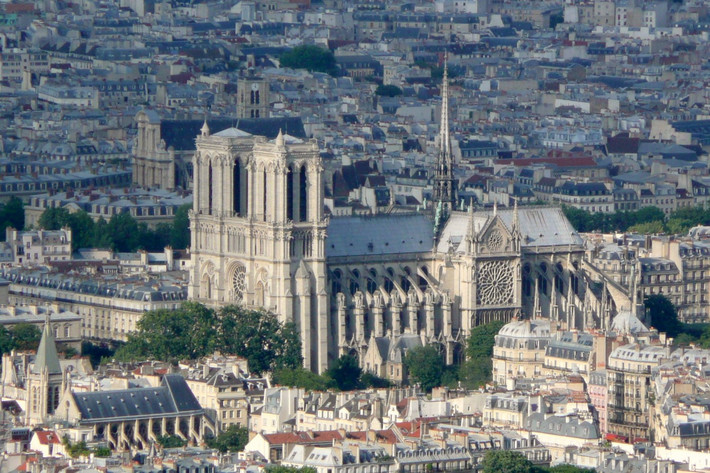 Nằm ở quận 4 của Paris, nhà thờ Đức Bà Paris là nhà thờ nổi tiếng bậc nhất của nước Pháp. Công trình được xây dựng từ năm 1163 và cơ bản hoàn thành vào khoảng năm 1345, là một ví dụ tuyệt vời của kiến trúc Gothic Pháp. Tinh hoa kiến trúc của nhà thờ này nằm ở các tác phẩm điêu khắc và kính màu. Ảnh: Wikipedia.