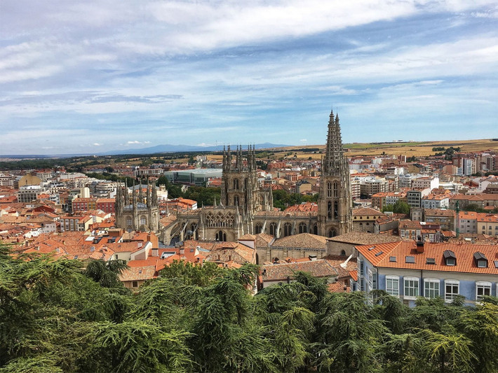 Nhà thờ Burgos là một nhà thờ dành riêng cho Đức Mẹ Đồng Trinh Maria ở Burgos, Tây Ban Nha. Công trình này nổi tiếng với kích thước to lớn và kiến trúc Gothic độc đáo. Việc xây dựng Nhà thờ Burgos bắt đầu vào năm 1221 và hoàn thành vào năm 1567, sau 2 thế kỷ. Ảnh: Britannica.
