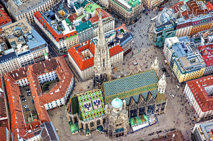Nhà thờ St Stephen (Stephansdom), nằm ở trung tâm của Vienna, Áo, đã tồn tại qua nhiều cuộc chiến tranh và bây giờ là một biểu tượng cho sự tự do của thành phố. Việc xây dựng nhà thờ Gothic này được khởi xướng bởi Công tước Áo Rudolf IV vào thế kỷ thứ 14. Nét đặc trưng của nhà thờ là phần mái ngói mang họa tiết sinh động được làm vào năm 1952. Ảnh: Austria.org.