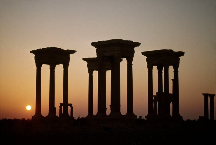 Cảnh hoàng hôn ở phế tích Palmyra. Di sản thế giới này đã bị phiến quân IS phá hủy nặng nề trong chiến tranh Syria. Ảnh: Magnum Photos.