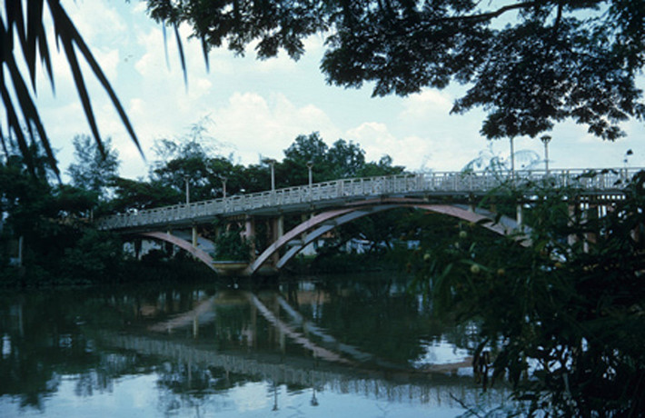 Cầu Thị Nghè phía sau Thảo Cầm Viên. Ảnh: Vietnam Center and Archive.
