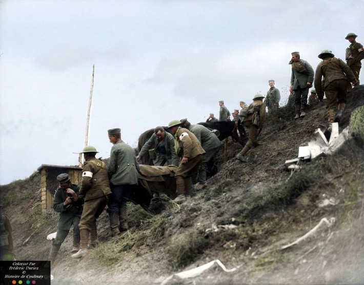 Lính Đức đưa thương binh xuống một sườn đồi dốc ở Đông Arras, tháng 10/1918. Ảnh: Duriez Frédéric Flickr.