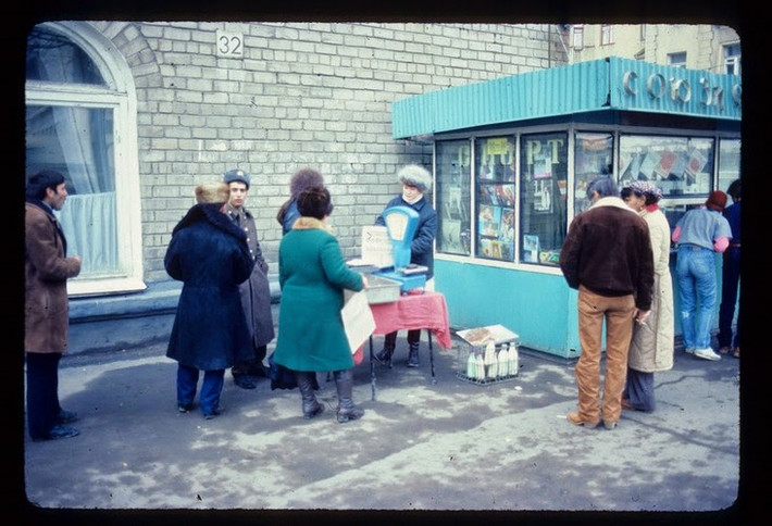 Người dân mua sữa tại một quầy hàng trên đường phố Donetsk.