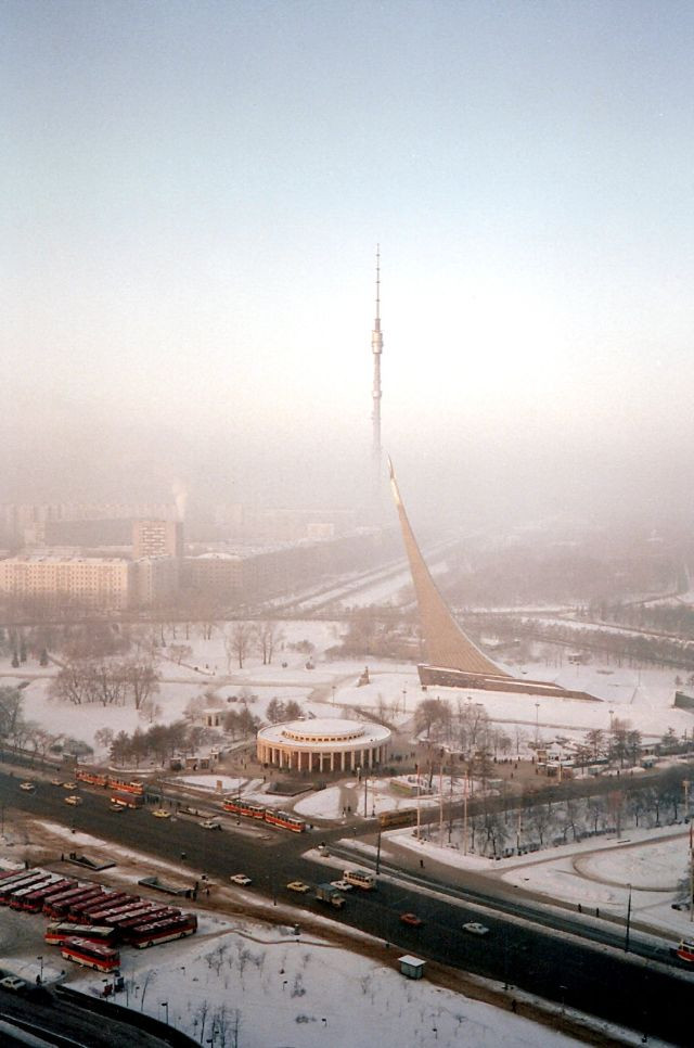 Từ khách sạn Cosmos nhìn ra ga tàu điện ngầm và tháp truyền hình Ostankino.