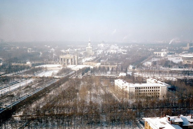 Khung cảnh mùa đông ở khu vực Trung tâm triển lãm toàn Nga, Moscow.