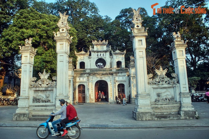 1. Trong Thăng Long tứ quán, quán Trấn Vũ chính là đền Quán Thánh, ngôi đền cổ nằm trên đường Thanh Niên của Hà Nội ngày nay. Theo các tư liệu cổ, đền có từ đời Lý Thái Tổ (1010-1028). Đây là ngôi đền có quy mô to lớn và đẹp bậc nhất của kinh thành Thăng Long xưa.