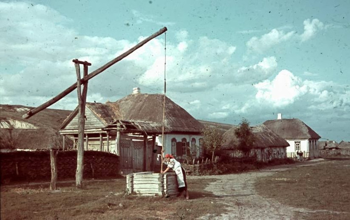 Nữ nông dân Ukraine lấy nước từ một chiếc giếng.