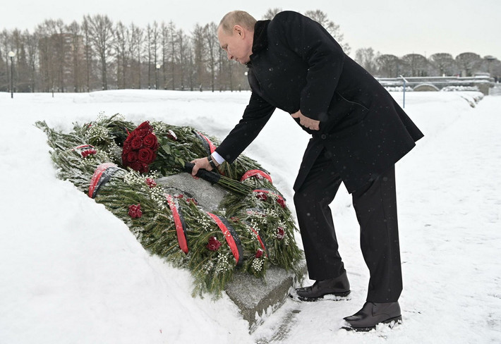 Tổng thống Nga Vladimir Putin dâng hoa tại một phần mộ tập thể ở nghĩa trang Piskaryovskoyem ngày 27/1/2022. Một người anh trai của ông đã mất khi còn nhỏ trong cuộc bao vây Leningrad và được chôn cất tại nghĩa trang này.