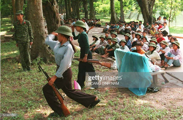 Hai nữ sinh tập ném lựu đạn ở công viên Bách thảo, Hà Nội ngày 12/9/1995.