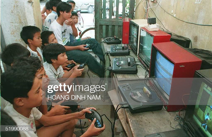 Các cậu bé chen chúc trong riệm trò chơi điện tử "Sega" Nhật Bản, ngày 3/7/1995. Mỗi giờ chơi tốn 2.000-4.000 đồng, tùy theo tiệm.