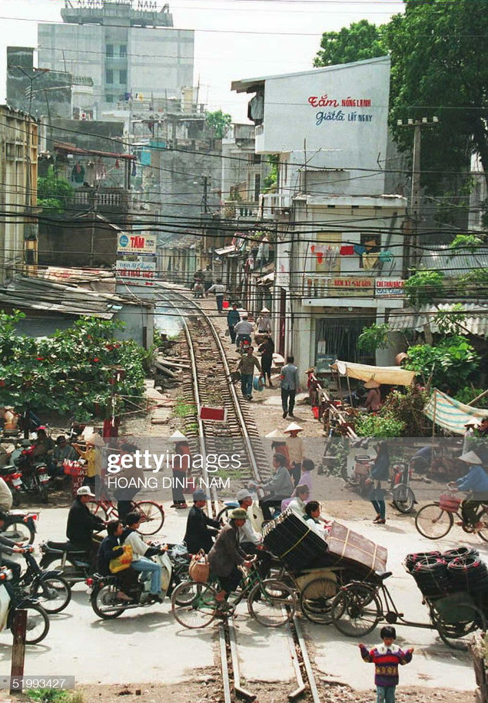Bức tranh giao thông tại điểm giao cắt với đường sắt ở phố Trần Phú, 19/111995.