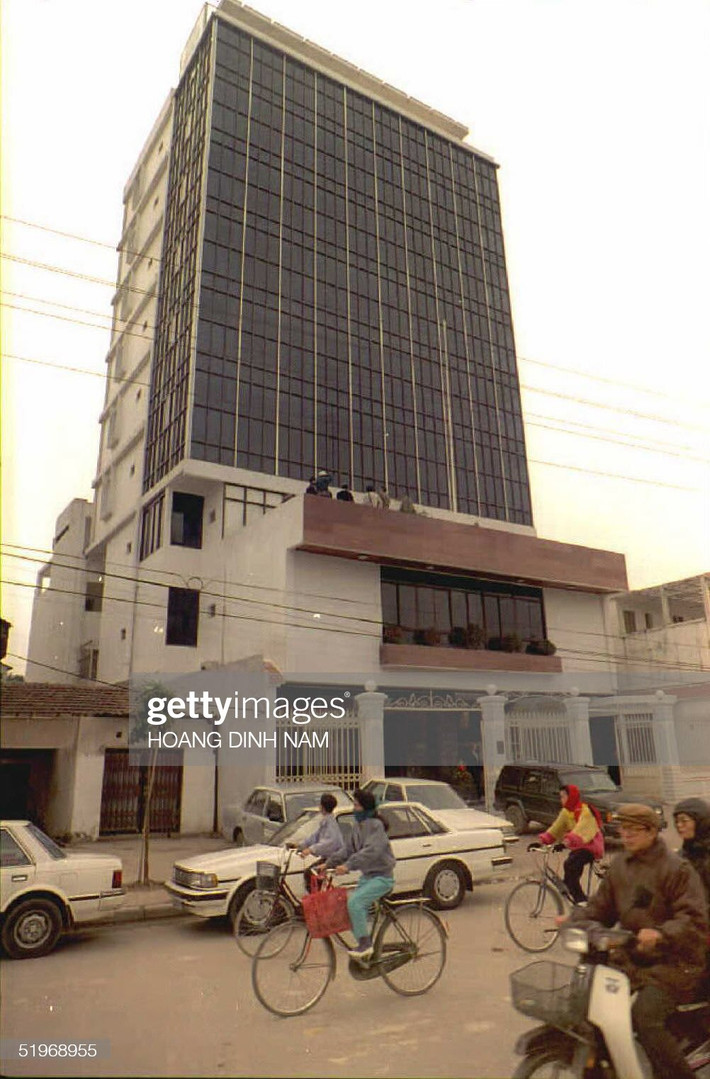 Bên ngoài tòa nhà số 7 Láng Hạ vào ngày 28/1/1995, ngày tòa nhà này chính thức đi vào hoạt động với tư cách Đại sứ quán Mỹ ở Hà Nội.
