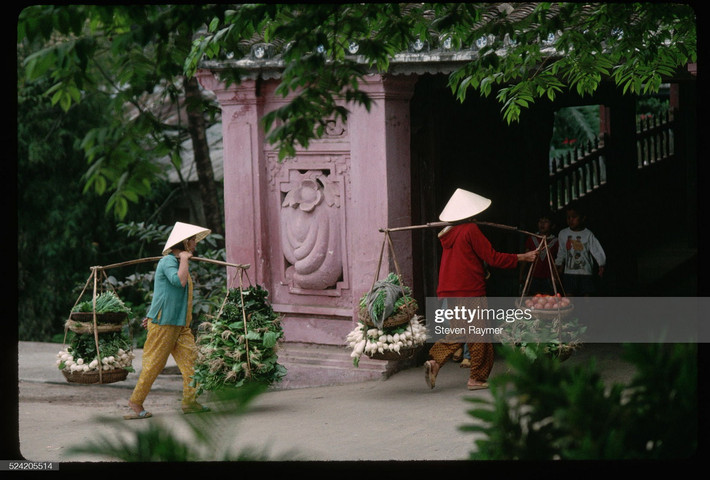 Những người phụ nữ gánh rau lên Chùa Cầu, phố cổ Hội An năm 1994.