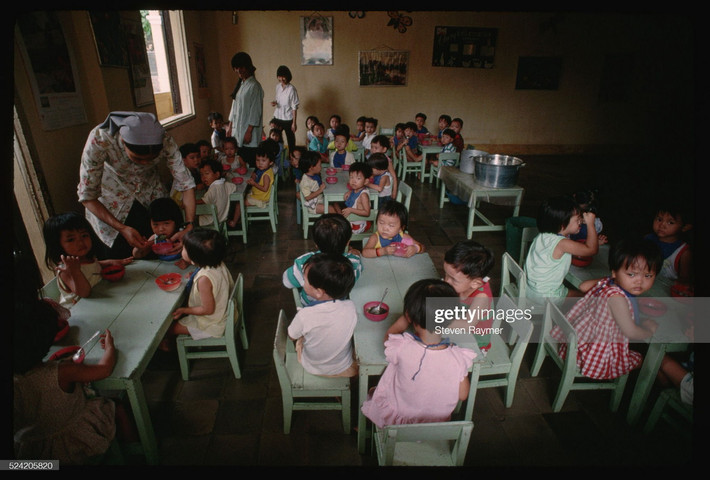 Ma sơ bón thức ăn cho trẻ em tại một nhà trẻ do nhà thờ quản lý ở Đà Nẵng, 1993.