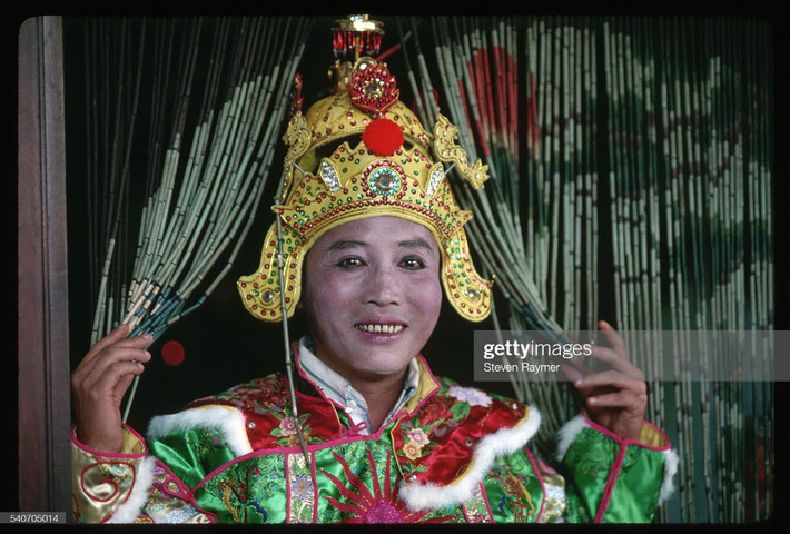 Chân dung một diễn viên múa cung đình Huế tại buổi biểu diễn phục vụ khách quốc tế, 1994.