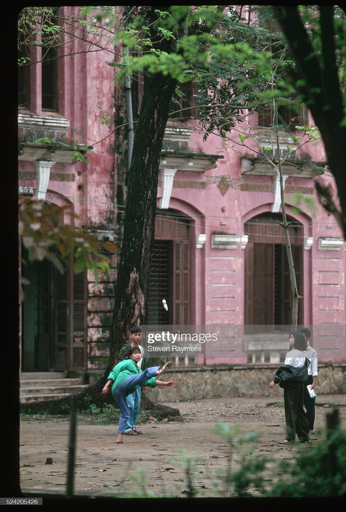 Các học sinh đá cầu trên sân trường Quốc học Huế, 1994.