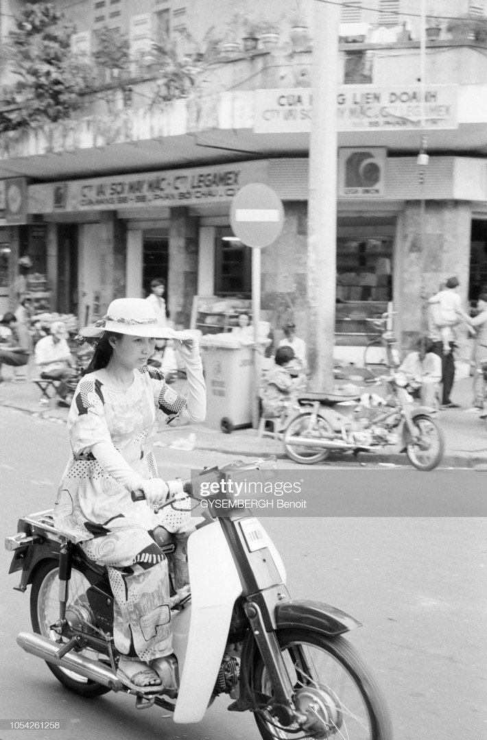 Cô gái chạy xe Honda Cub 82, góc Phan Bội Châu - Lê Thánh Tôn, cạnh chợ Bến Thành.