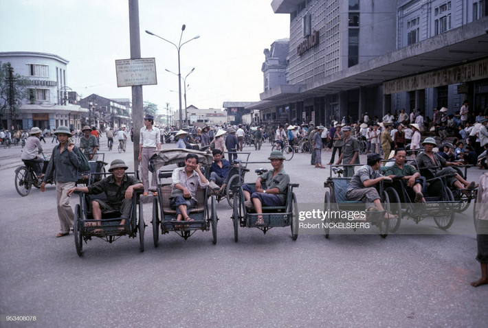 Những người lái xích lô bên ngoài ga Hà Nội, tháng 4/1986. Ảnh: Robert Nickelsberg/ Getty Images.