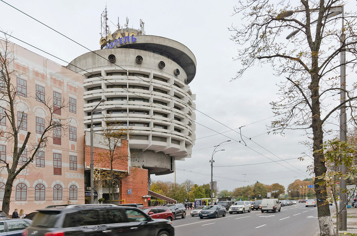 Khách sạn Salut, một tòa nhà có kiến trúc độc đáo của Kiev, được xây năm 1982.