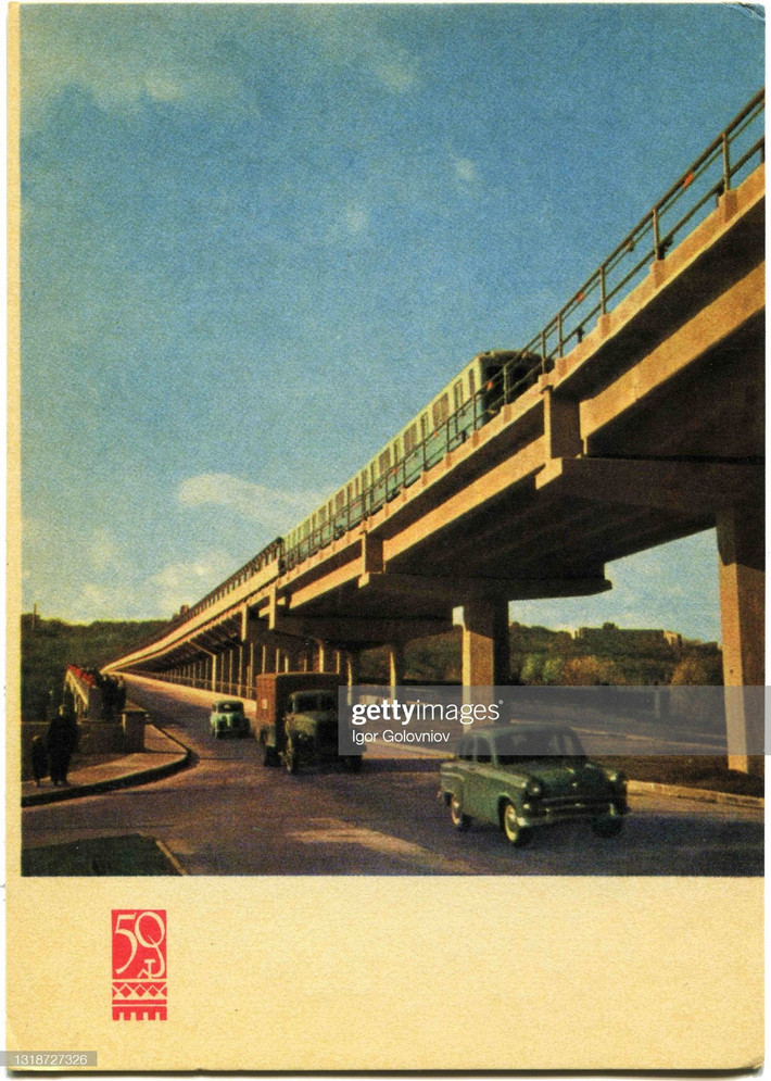 Cây cầu bắc qua sông Dnieper của hệ thống tàu điện Kiev.