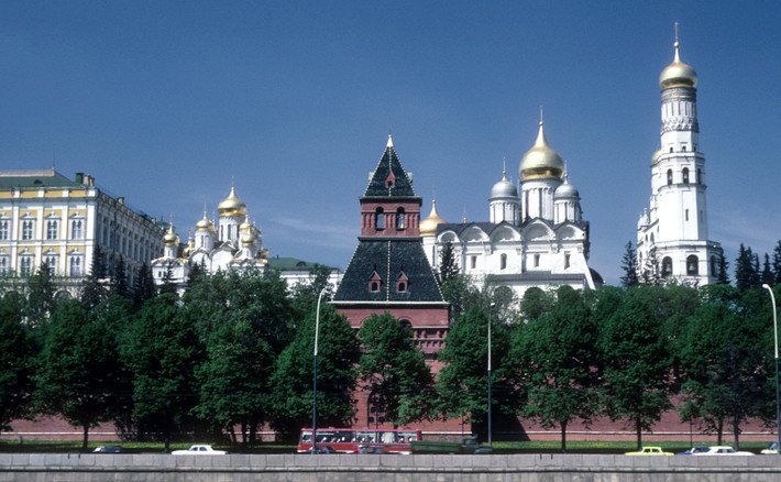 Đường bờ sông Moscow. Phía xa là vòm tháp của các nhà thờ bên trong khuôn viên Điện Kremly.