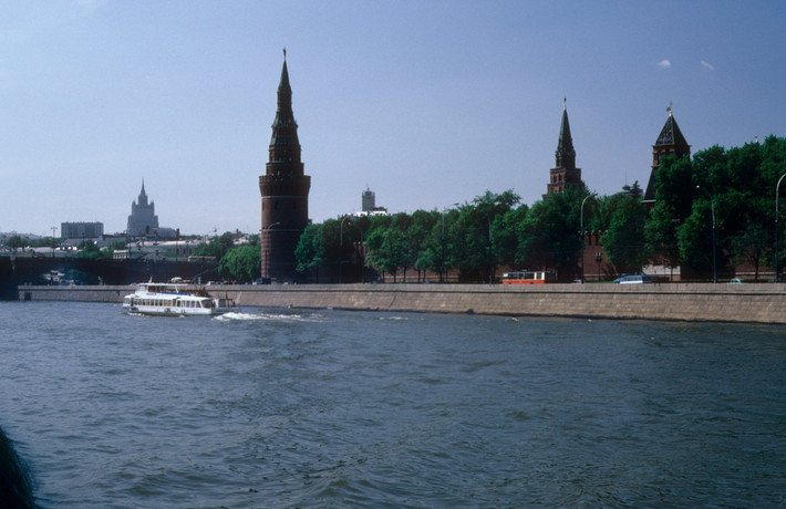 Sông Moscow, đoạn chảy qua tường thành của Điện Kremly, thành phố Moscow năm 1985. Ảnh: Gerald Leonard Flickr.