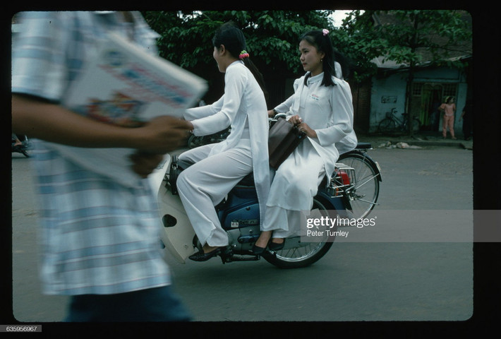 Hai nữ sinh áo dài trên chiếc Honda Cub 82.